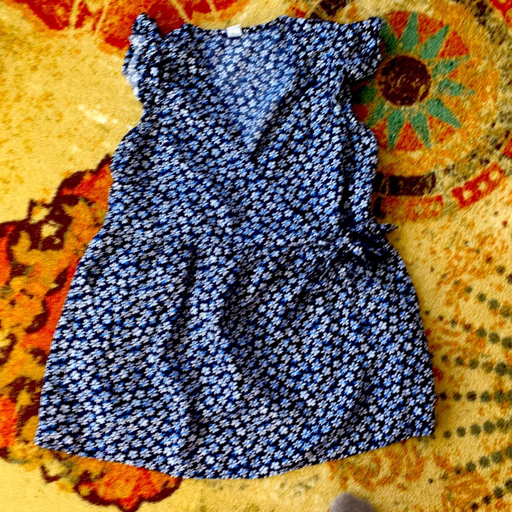 Super cute Old Navy maternity shirt